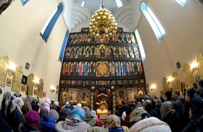 Während des Gottesdienstes ist die Königstür der Ikonostase geöffnet und gibt den Blick auf einen großen Leuchter im Altarraum frei. Dessen sieben Lichter stehen für die Sakramente der russisch-orthodoxen Kirche. Zum Altarraum haben die Gläubigen keinen Zutritt. Das Foto zeigt Erzpriester Alexej Tomjuk (hinten Mitte) bei der Lesung aus der Bibel gestern im Gottesdienst. Die Zeremonienordnung - die Liturgie - ist über Jahrhunderte nahezu unverändert geblieben.