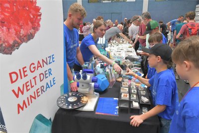 Am der Stand der TU Freiberg waren Robert Kynast (von links), der im 6. Semester Geologie/ Mineralogie studiert und Hanna Salzwedel, die einen Masterabschluss in Geoökologie anstrebt, mit den Mineralinos zu Gange. Die Nachwuchsgruppe trifft sich am Montag dem 3. Juni um 15.30 Uhr in der Terra mineralia, am 16. Juni wird eine Expedition Goldsuche/-waschen gestartet. Der Ort ist noch geheim.