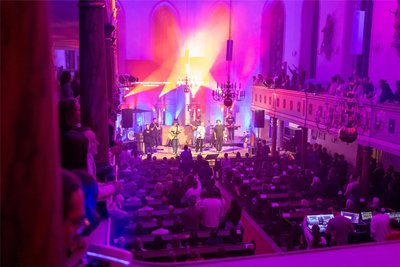 Bis auf den letzten Platz gefüllt war die Burgstädter Stadtkirche am Freitagabend beim Konzert der Outbreakband.
