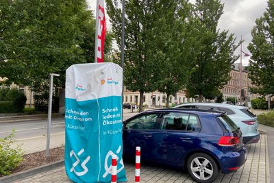 Am Rewe-Supermarkt an der Limbacher Straße wurden kürzlich solche Schnell-Ladesäulen von Shell aufgebaut.
