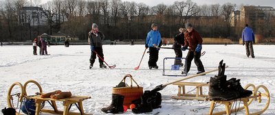 
              <p class="artikelinhalt">Mit Schlittschuhen, Hockey-Schlägern und Hörnerschlitten pilgern die Chemnitzer in diesen Tagen unter anderem zum zugefrorenen Schloßteich. Doch zum Betreten offiziell frei gegeben ist die Eisfläche ebenso wenig wie andere zugefrorene Seen und Talsperren.</p>
            