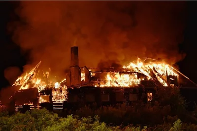 Das Gebäude brannte komplett ab. Ein Überspringen der Flammen auf den angrenzenden Wald konnte verhindert werden. 
