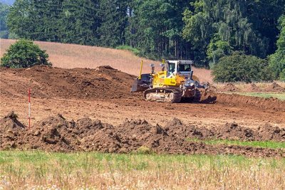 Links und rechts der B 92, unmittelbar an der Autobahn, bewegen Planierraupen bereits Erde. Am Montag geht es dann richtig los. Das Industrie- und Gewerbegebiet Oberlosa Teil 1 polarisiert.