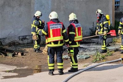 Ein Trupp unter Atemschutz löscht letzte Flammen. Gebrannt hatte es in Nähe eines Futtermittelbetriebes.