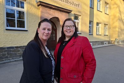 Die neue und die ehemalige Vorsitzende des Fördervereins für Kindereinrichtungen in Leubsdorf: Antje Groß (l.) und Katrin Morgenstern.