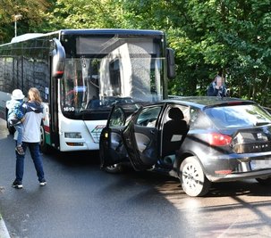 Ein Auto und ein Linienbus sind auf der Straße Zur Baumwolle zusammengestoßen. 
