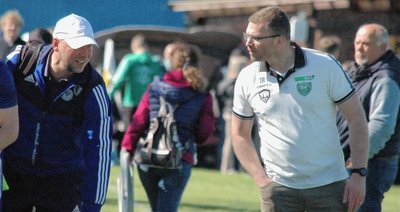 Kein großer Gesprächsbedarf mehr: SSV-Trainer Silvio Dost (l.) verließ das Sportgelände ziemlich zügig, CSV-Coach David Voigt feierte mit seinen Jungs den Finaleinzug beim Hexenfeuer. 