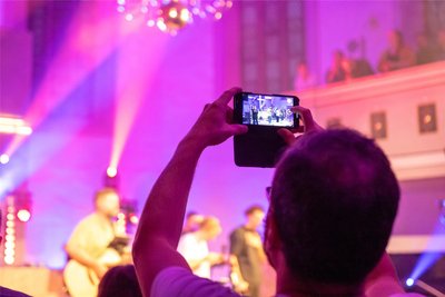Die achtköpfige Band aus Niedersachsen begeistert die Menschen bei christlichen Konzerten.