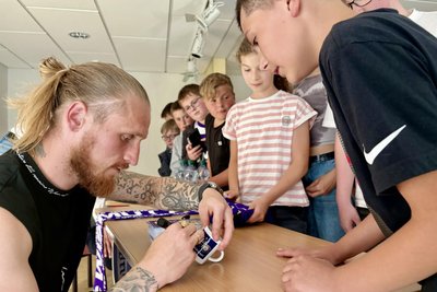 Turley-Oberschüler aus Oelsnitz lernten Veilchenprofi Marvin Stefaniak im Vorjahr bei einer Veranstaltung in der Schule kennen.