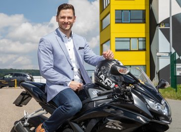 Jung und dynamisch präsentiert sich Pierre Schwarzenberg (31) am ADAC-Turm am Sachsenring. Er will Singles dabei helfen, Einsamkeit zu überwinden. Dabei gehe es um viel mehr, als den richtigen Partner zu finden. 