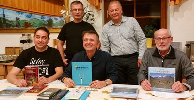 Im Gasthof zum Döhlerwald stellten sich am Freitag die Schriftsteller Stephan Ernst (rechts), Michael Martin und Milan Hloušek (links) vor und lasen Kostproben aus ihren Büchern. Hinten die Moderatoren Vladislav Podracky (links) und Thorald Meisel. 
