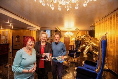 Stammgäste im Hotel Alexandra: Barbara und Ljubi Milenkovic kommen einmal im Jahr nach Plauen. Hotelchefin Alexandra Glied (Mitte) hofft, von steigenden Flugpreisen zu profitieren. 