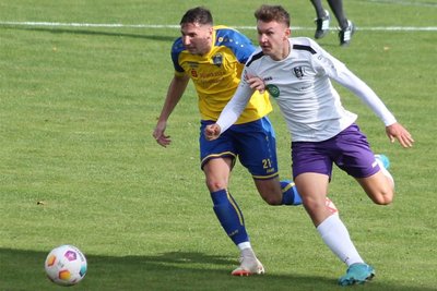 Reichenbachs Yannick Diegel (links) kämpft hier gegen den VfL Pirna-Copitz um den Ball.
