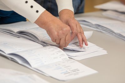 Stimmenauszählung im Wahllokal des Plauener Diesterweg-Gymnasiums: Die Wahlbeteiligung lag im Vogtland bei knapp 80 Prozent.