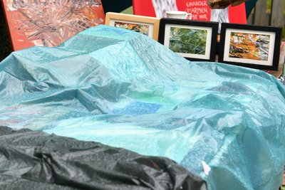 Aufgrund von Regen mussten besonders zu Beginn des Kunstmarktes viele Werke vor Nässe geschützt werden.