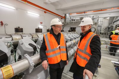 Eins-Chef Roland Warner erklärt Sachsens Umweltminister (links) die Abläufe im neuen Heizkraftwerk.