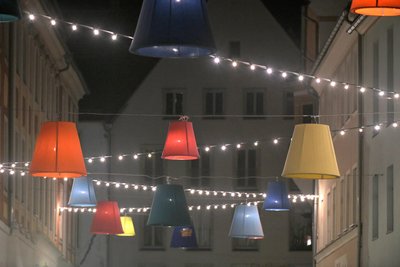 Die Korngasse in Freiberg wurde mit Lampenschirm-Girlanden verschönert.