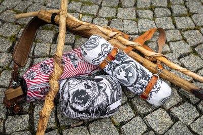 Ein Stock – der sogenannte Stenz – gehört genau so zu einem Wandergesellen wie der Charlottenburger, das Handwerkstuch mit den Habseligkeiten.
