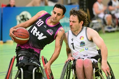 Hayden Siebuhr – hier im Zweikampf mit dem Wiesbadener Mojtaba Kamali – und RB Zwickau mussten am Samstag erneut eine Niederlage einstecken.