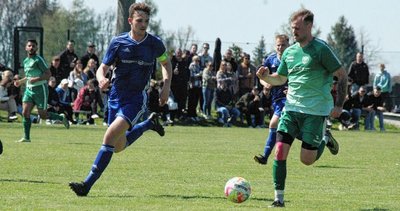 Endstation in Conradsdorf: Jonas Nötzold (l.), am Sonntag Kapitän beim SSV Königshain-Wiederau, unterlag beim Kreisligisten (hier mit Felix Krause). 163 Zuschauer verfolgten am Sonntag das Halbfinale der beiden Außenseiter. 