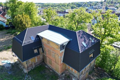 Hat auch ein neues Dach bekommen: Die Villa Kahle auf dem Rahmenberg in Werdau.