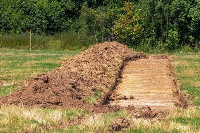 Mehrere dieser Streifen wurden an der B 92 nahe Oberlosa auf einem Feld geschoben.