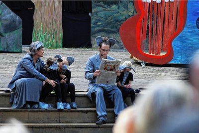 Die Elefantenfamilie erfährt im Theaterstück schlechte Nachrichten aus der Zeitung: Die Menschen gehen nicht friedlich miteinander um. 