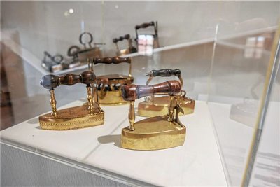 Gegenwärtig läuft die Ausstellung "Unzeitgemäß"mit technischen Kuriositäten und Raritäten aus einer Privatsammlung. 