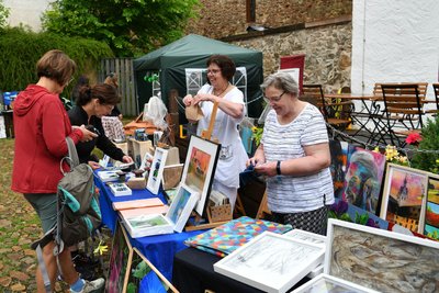 Noch während Monika Biedermann (re.) und Ingrid Breitenbach, beide aus Glauchau, Kunstwerke von Regentropfen befreiten, kamen bereits erste Kundinnen an den Stand.