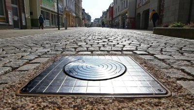 Die elektronischen Poller öffnen und schießen die Fußgängerzone Leipziger Straße in Glauchau für Autos.