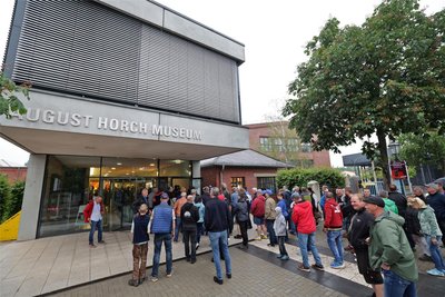 Ansturm schon vor Beginn der Frühschicht: Anlässlich des Starts der Serienproduktion für den Trabant vor 60 Jahren hatten Museum und Trabantvereine in den ehemaligen Reifenkeller im Fertigungsbereich 2 eingeladen. Der Standort gehört heute zum Museum.