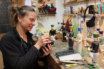 Astrid Melath, die als gelernte Restauratorin zu den mittlerweile vier Angestellten gehört, ist eine davon. Sie gibt den Figuren ein Gesicht.