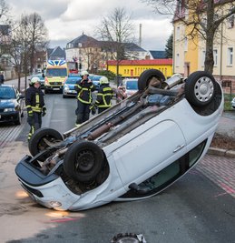 Auf der Rochlitzer Bismarckstraße hat sich am Donnerstag ein Auto überschlagen.