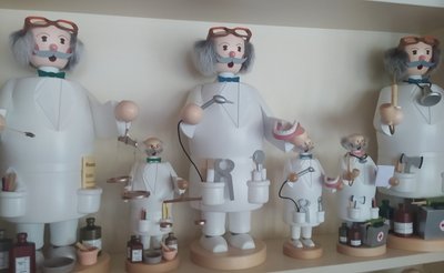 Mit Liebe zum Detail sind die Apotheker-Räuchermänner hergestellt. Es gibt sie in verschiedenen Größen.