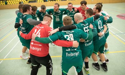 Ausgelassener und verdienter Jubel: Das Team der HSG Freiberg II hat am Sonntagabend im Landespokal mit dem LHV Hoyerswerda den zweiten Sachsenligisten ausgeschaltet und steht nun im Viertelfinale. 