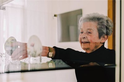 Margitta Clemens beim Aufbau ihrer Ostereier-Ausstellung im Neuberin-Museum. "Wenn es den Gästen gefällt, dann bin ich glücklich." 