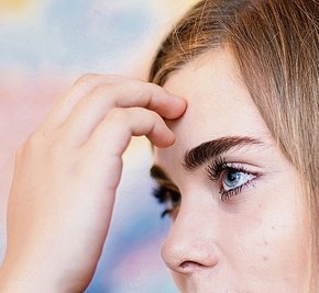  "Den Vogel zeigen" - Klopfen an der Stirn beruhigt Jugendliche besonders gut. 
