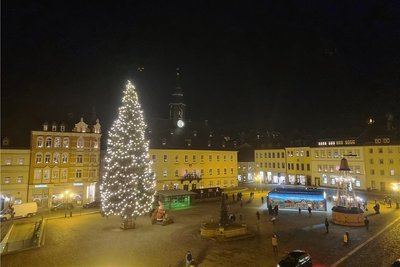 Zum zweiten Mal in Folge wurde der Annaberger Weihnachtsmarkt pandemiebedingt abgesagt. Am Freitagabend begann sich dennoch die Pyramide zu drehen.
