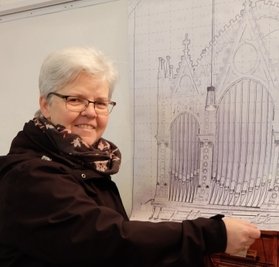 Am Spendenkalender in der Hohndorfer Kirche kann Kantorin Sonja Käppler ablesen, wie weit die Finanzierung der Orgel bereits vorangeschritten ist. Foto: Cristina Zehrfeld