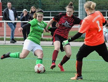 Die Entscheidung fiel auf kuriose Weise in dieser Szene. Cheyenne Tschiedel(l.) kann Antonia Franke (M.) nicht mehr stoppen, der Ball rollte an Freund und Feind vorbei ins leere Tor. 