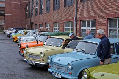Trabis im Hof des Automobilmuseums in Zwickau. Von dort ging es am Vormittag im Autokorso nach Meerane zum Stadtfest.