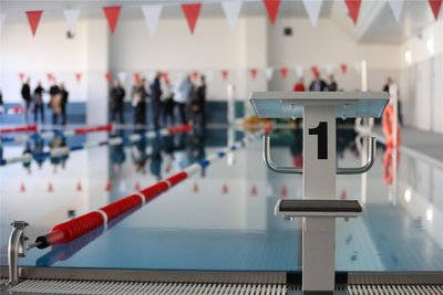 Die bestehende Schwimmhalle wurde umfassend saniert.