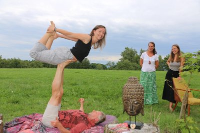 Das Festival „Licht im Herzen“ beginnt am Freitag. Anna Schuster scheint beim Acro-Yoga mit Mario Söllner fast zu schweben.