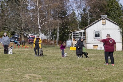 Der Hundesportplatz befindet sich in Nachbarschaft zum Hotel und Restaurant „Heilbrunnen“. Den Bungalow hinten nutzen Ausbildungswart Andreas Günther (vorn) und seine Mitstreiter als Vereinsheim.