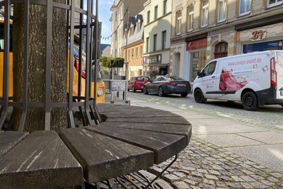 Soll Standort für Harlekin Nummer fünf werden: diese Sitzbank vor „Connys Bar“ an der Zenkergasse.