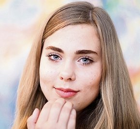  Ein weiterer energetischer Punkt: unter dem Kinn. Instinktiv reiben wir uns diese Stelle ohnehin oft. 