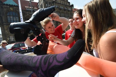 Besuchende des Festivals "Rock in deine Zukunft" können sich auf dem Chemnitzer Neumarkt über Ausbildungen informieren, wie hier bei einem Dienstleiter in der Gesundheitsbranche.