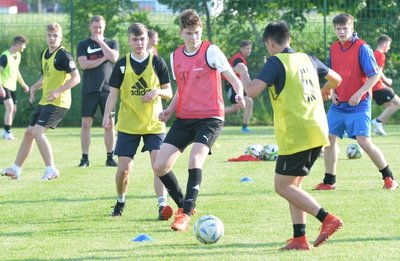 Auf dem Platz der Einheit rollt wieder täglich der Ball. Die A-Junioren des BSC Freiberg um Trainer David Kirsch (hinten) trainieren seit Dienstag in vollem Umfang. Um vorherige Tests hat sich der Übungsleiterstab natürlich gekümmert, erklärt der BSC-Coach. 