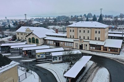 Dass das Gelände des Werdauer Bahnhofes umgestaltet und modernisiert werden muss, darin sind sich Kommune und Stadträte einig. Die Frage ist, wie viel "alter Bahnhof" wegkommt.