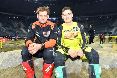 Cousins gemeinsam in Polen: Edward Hübner (l.) und Hannes Lehmann starteten beim ersten Lauf der Superenduro-Weltmeisterschaft in Gliwice.